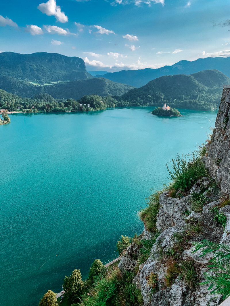 A view of the mountains, lake and castle at Bled in Slovenia. What to do in Lake Bled