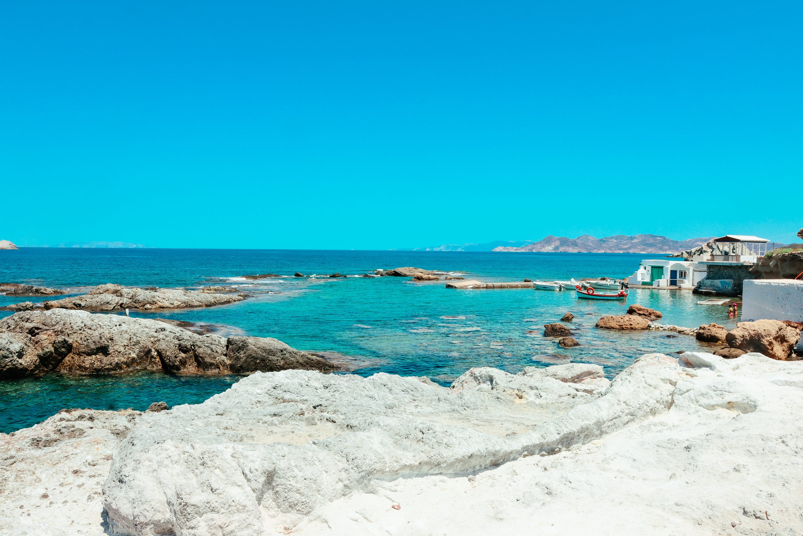 Mandrakia village from behind with turquoise waters. What to do in Milos