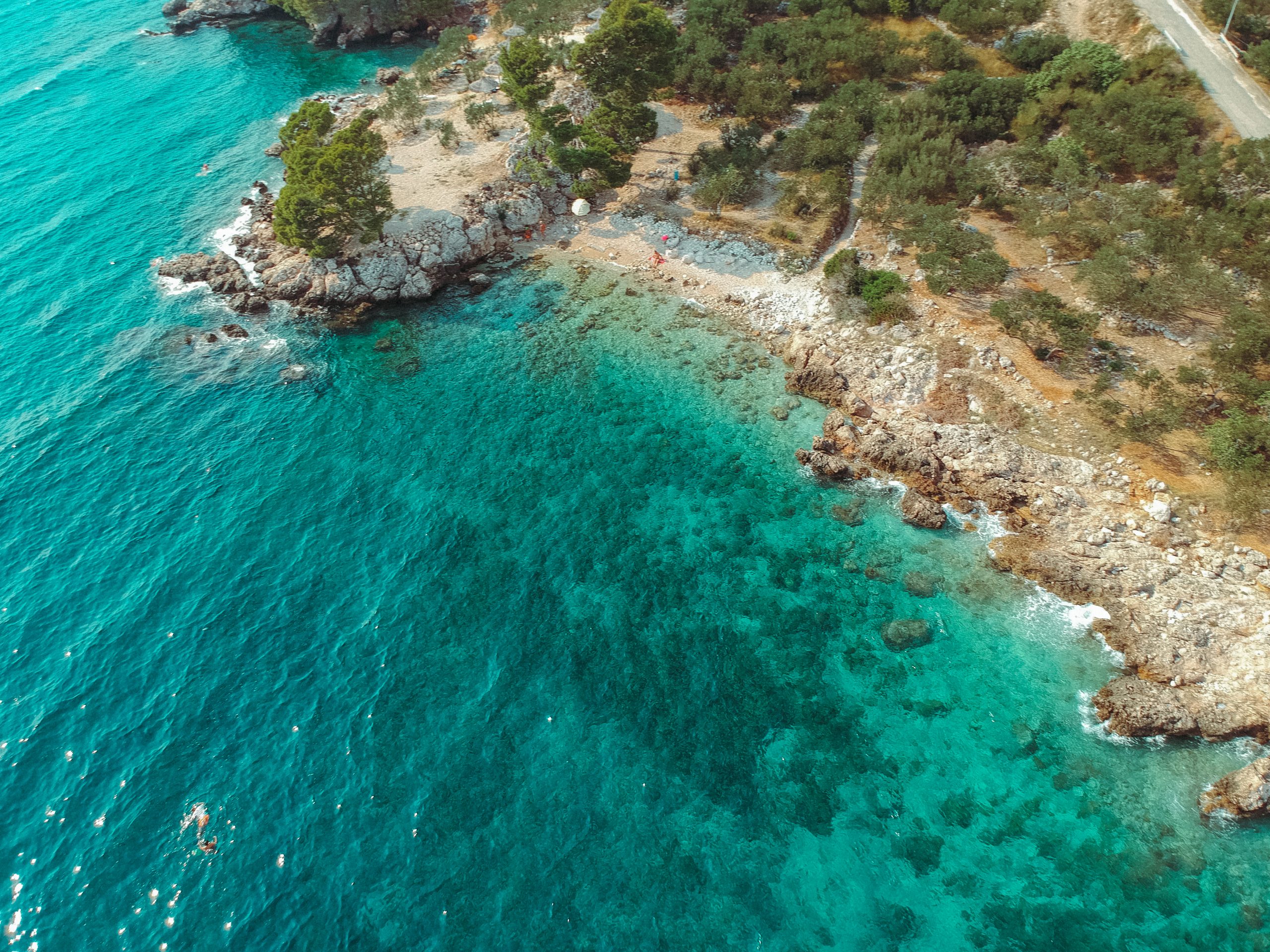 Blue waters surround the rocks in Podgora. Your guide to the Makarska riviera