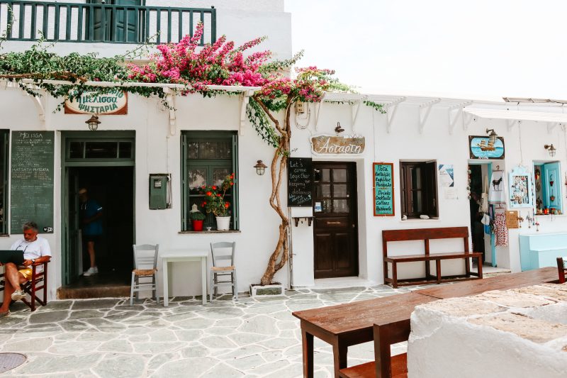 Folegandros Chora cafes with blossoming plants. What to do in Folegandros